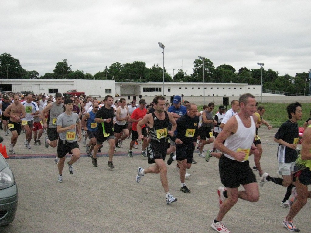 Solstice Run 2011 10M 009.JPG - The 2011 Solstice 10 Mile race in Northville Michigan. Once around the horse race track then through the neighbourhoods. Finish in the park downtown.